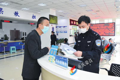 让“真心服务”成为群众的满意指数——探访重庆“岗位学雷锋示范点”区公安局交巡警支队车管所